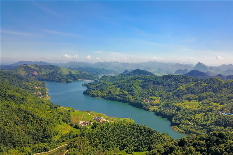 陽(yáng)山大崀茶坑水庫(kù)，綠如翡翠。（通訊員供圖） .jpg