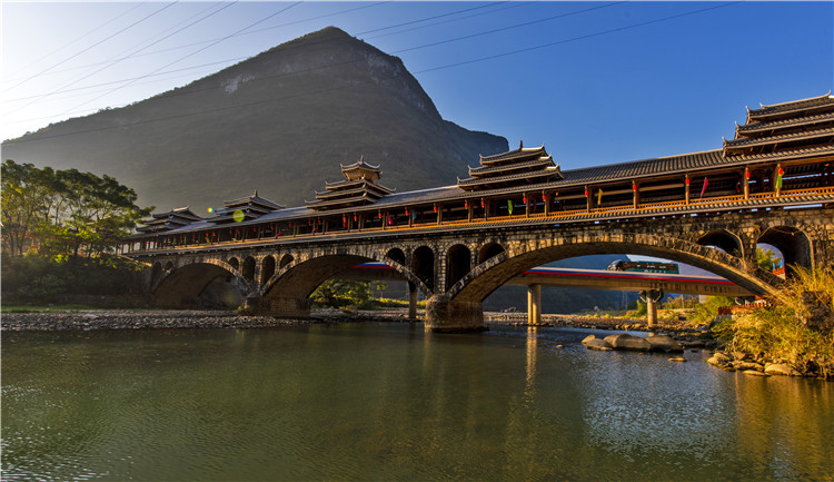 陽山新興網(wǎng)紅打卡點——特色風雨廊橋“善美康橋”。通訊員供圖 .jpg